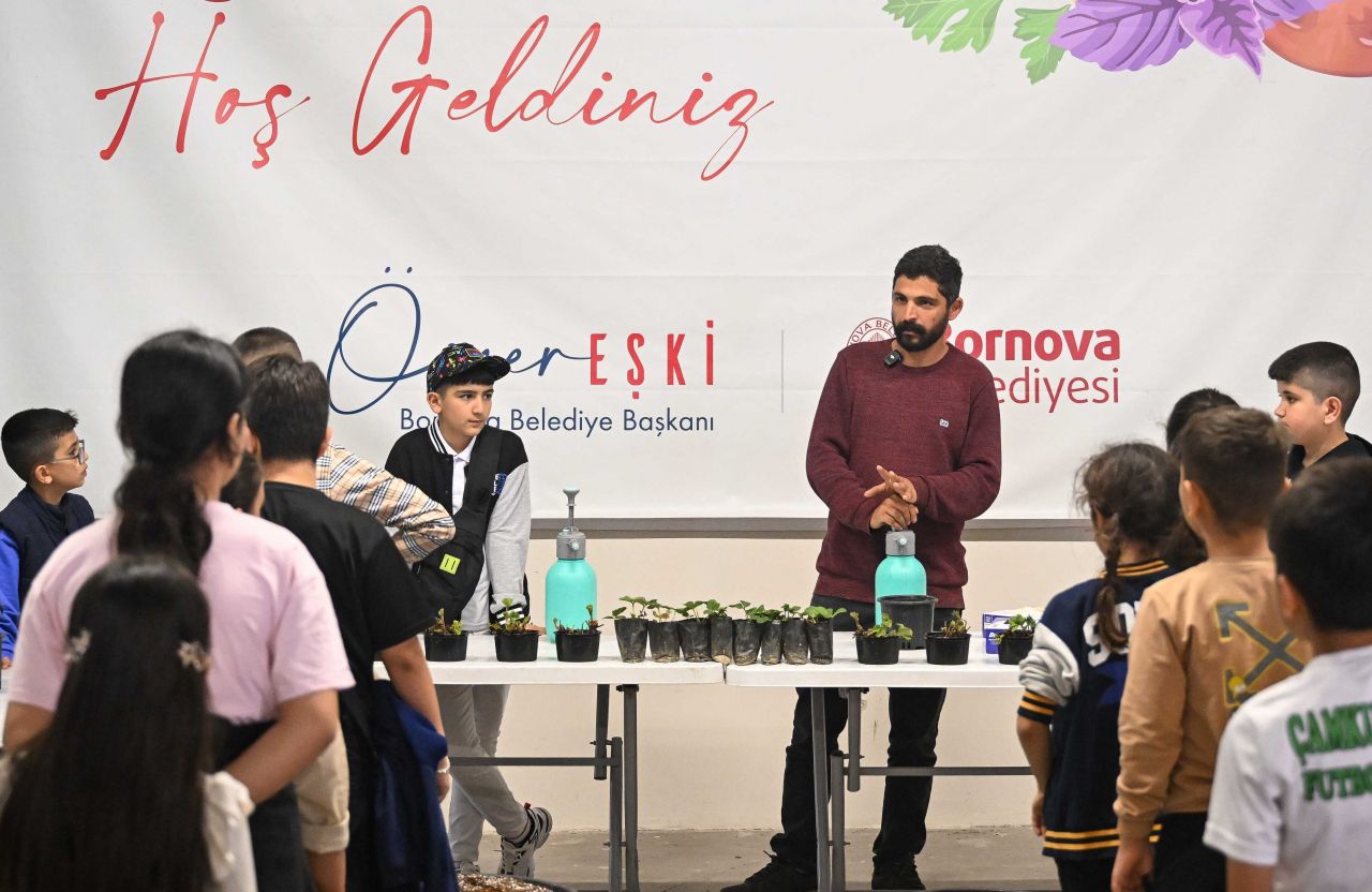 Bornova'da minik eller toprakla buluştu