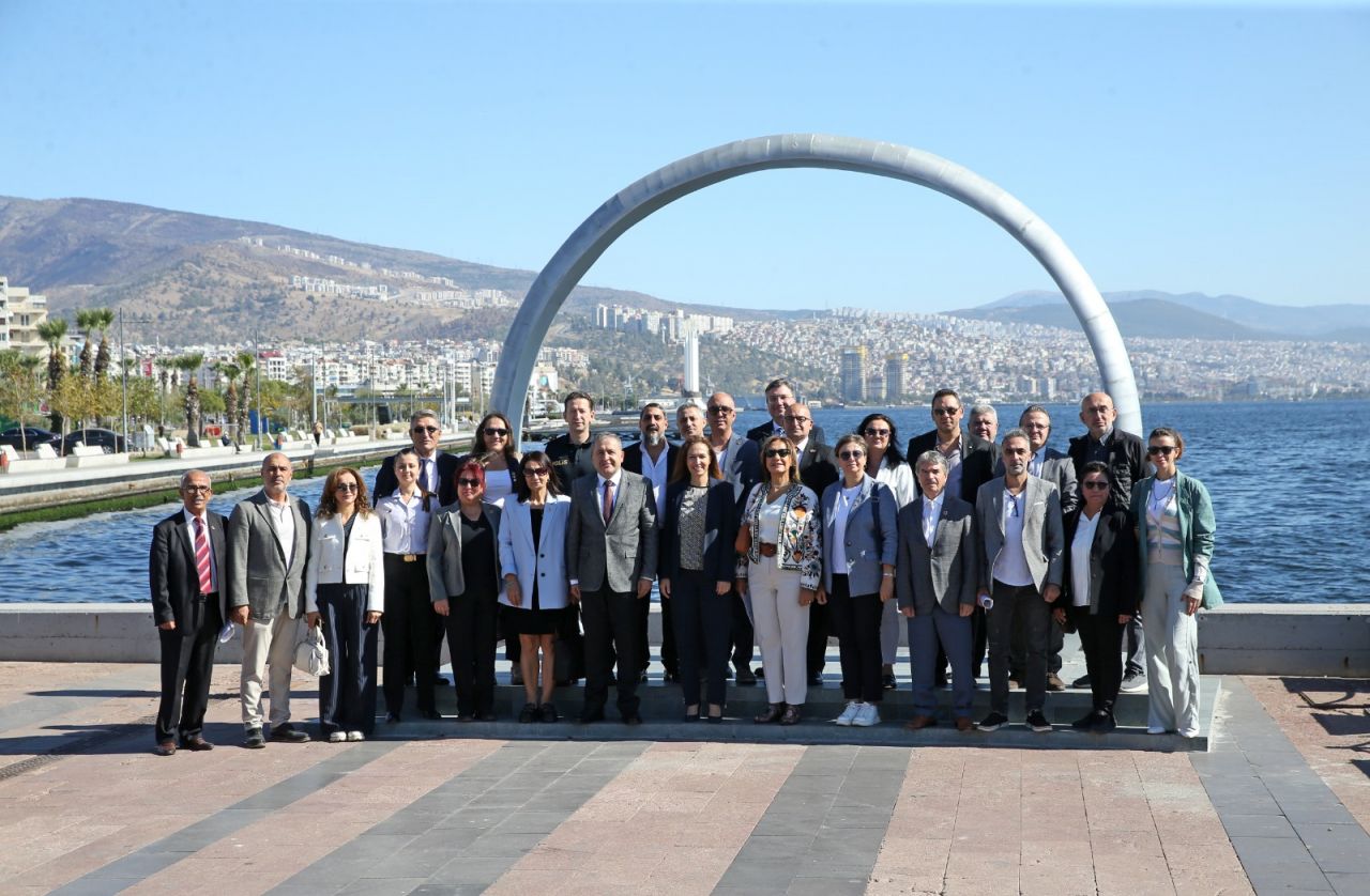 İzmir Karşıyaka'da ortak hedef: El ele