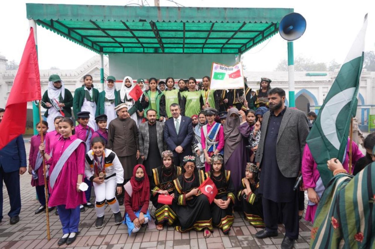 Bakan Tekin'den Pakistan'a ziyaret: Kınnaırd Kız Lisesi'nde konuştu!