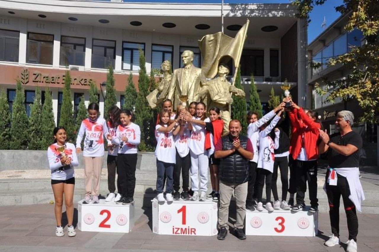 Çeşme'de öğrenciler 'Cumhuriyet' için koştu: Hangi okul birinci oldu?