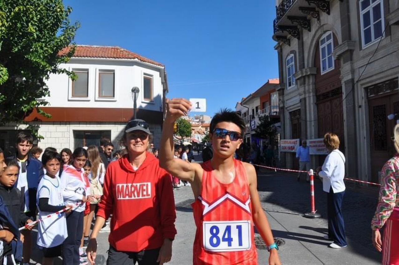 Çeşme'de öğrenciler 'Cumhuriyet' için koştu: Hangi okul birinci oldu?