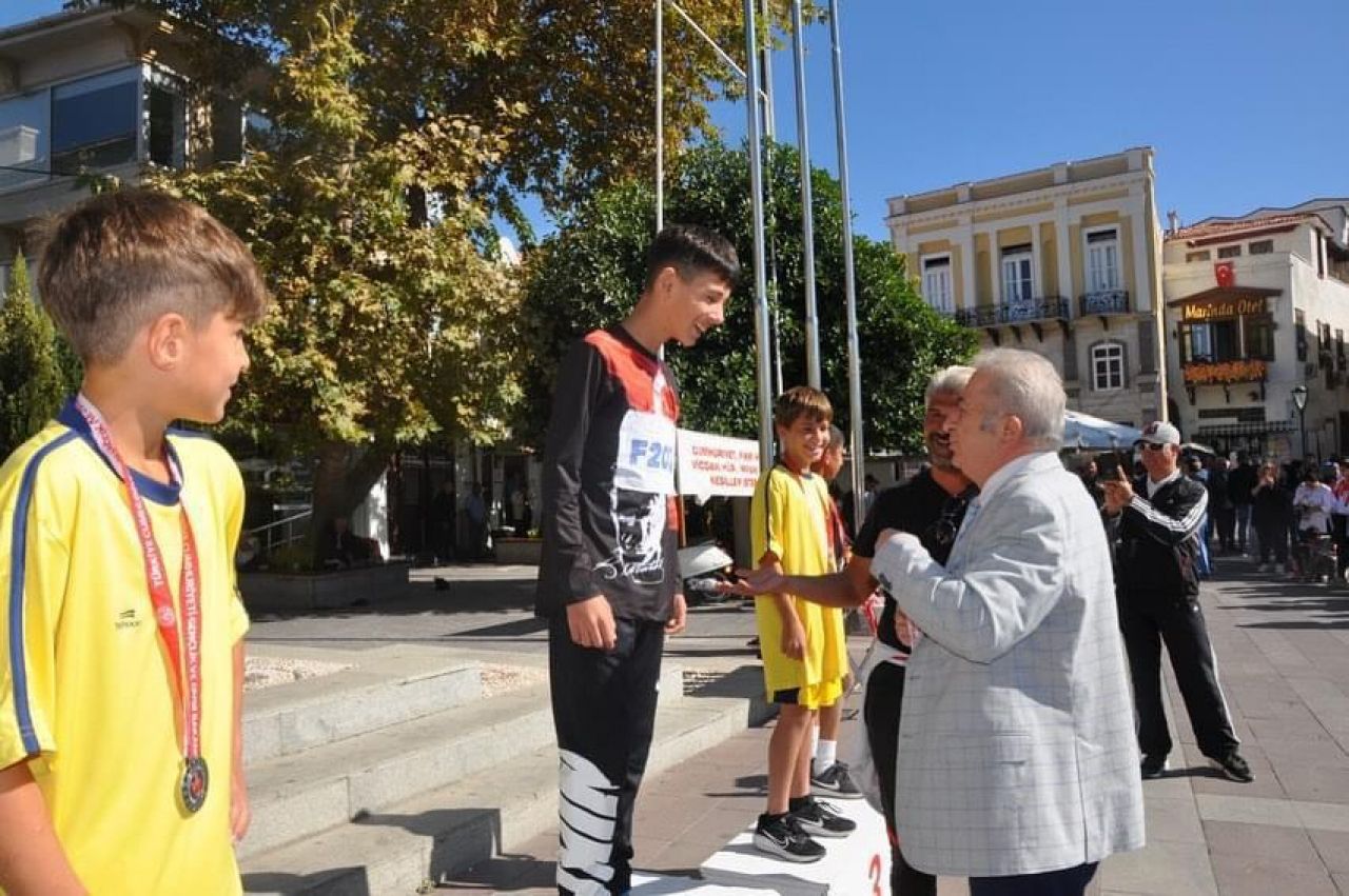 Çeşme'de öğrenciler 'Cumhuriyet' için koştu: Hangi okul birinci oldu?