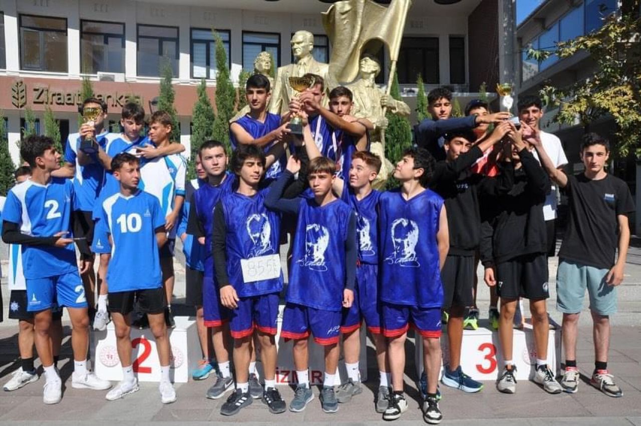 Çeşme'de öğrenciler 'Cumhuriyet' için koştu: Hangi okul birinci oldu?