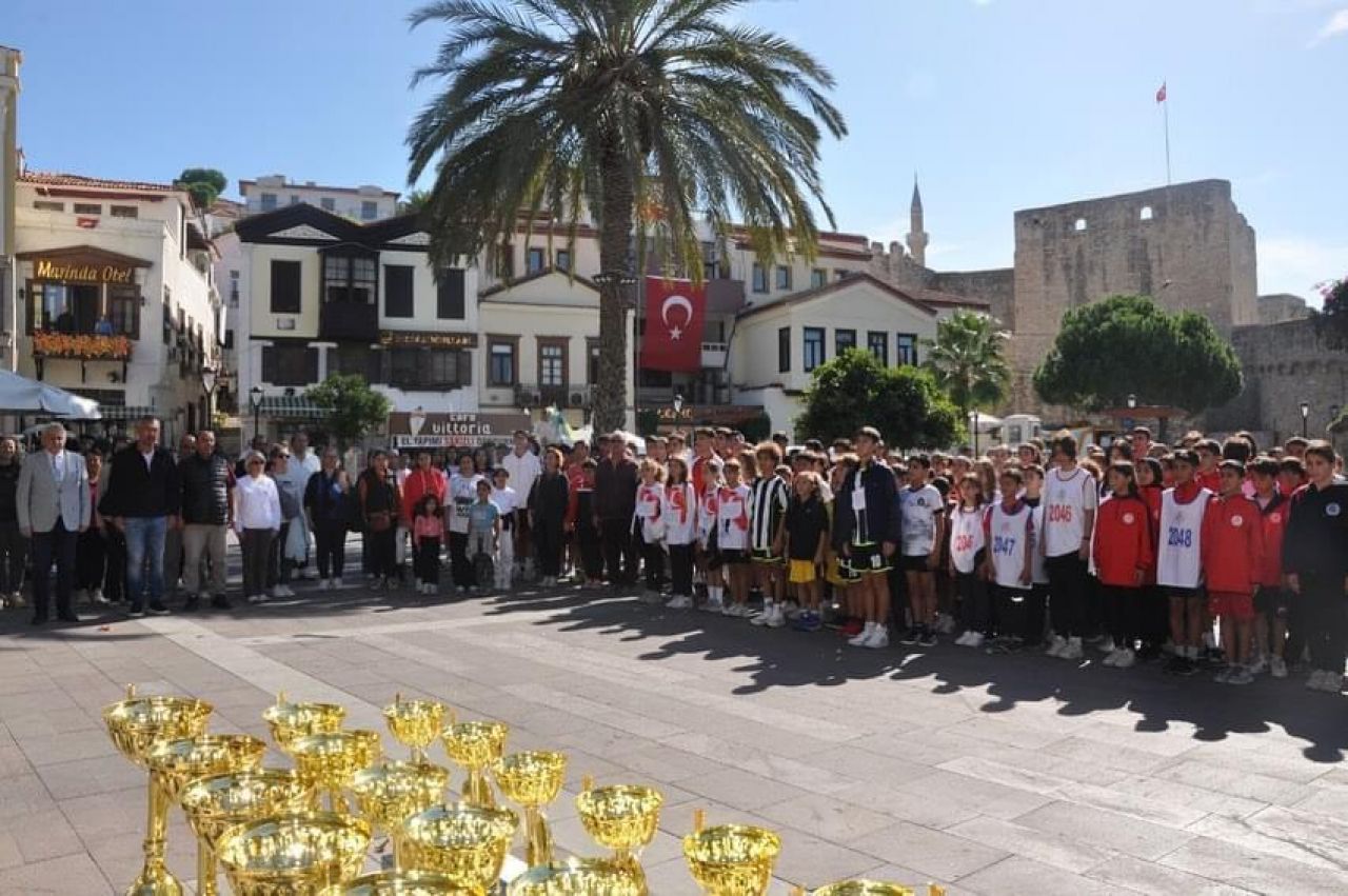 Çeşme'de öğrenciler 'Cumhuriyet' için koştu: Hangi okul birinci oldu?