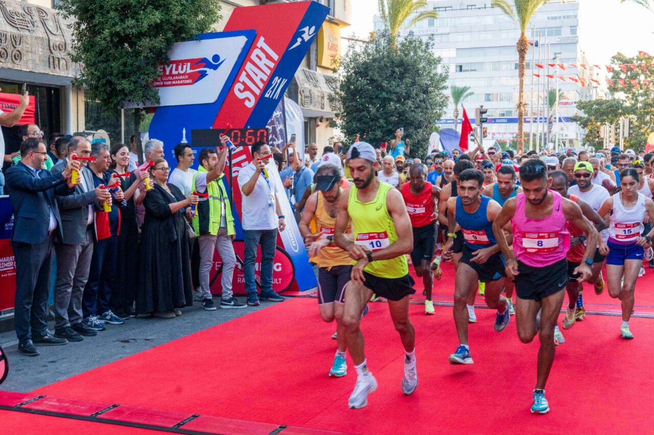İzmir 9 Eylül Yarı Maratonu 2500 kişiyle başladı