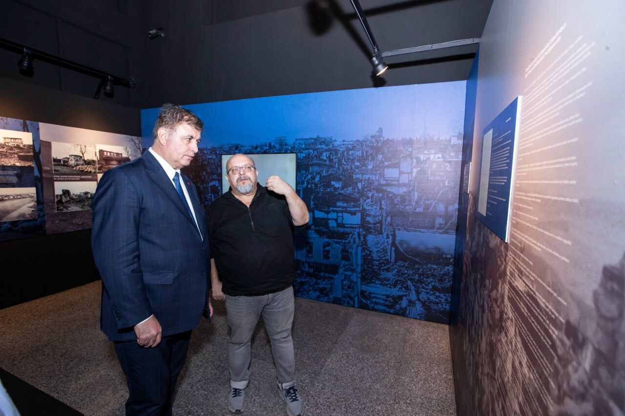 Başkan Cemil Tugay'dan ' Yanık Yurt ' sergisine ziyaret