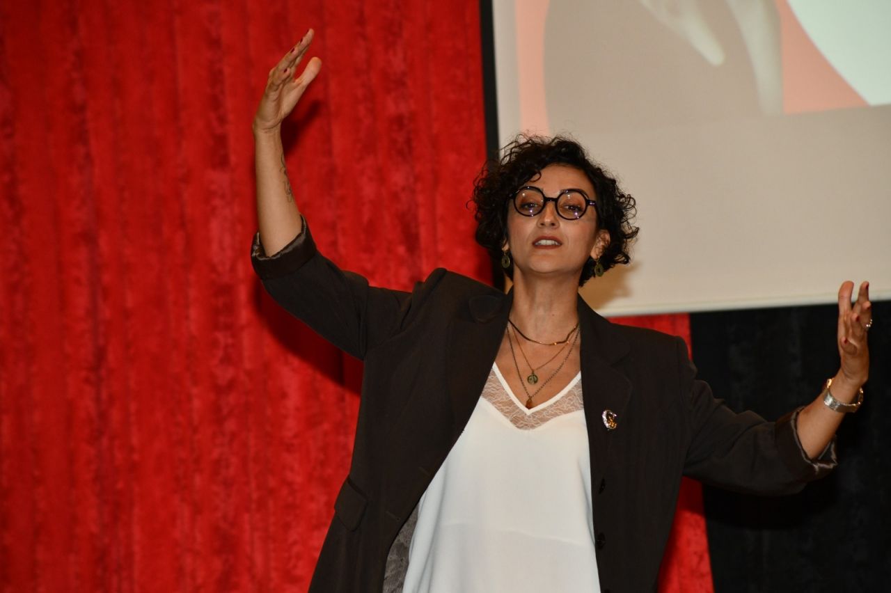 Çiğli Belediyesi'nden masalların büyülü dünyasına yolculuk