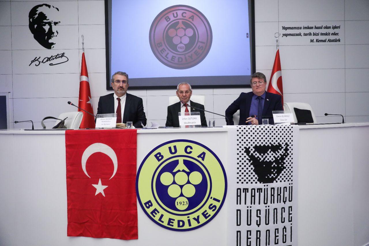 Buca'da Cumhuriyet paneli: Atatürk'ün liderliği vurgulandı