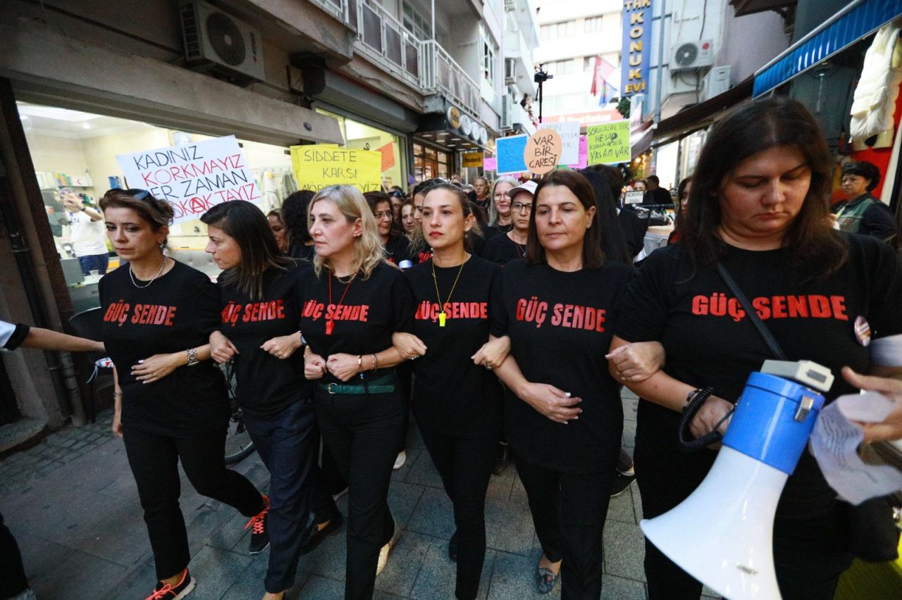 İzmirli kadınlar seslerini yükseltti: Kırık saçlar özgürlüğe yürüdü