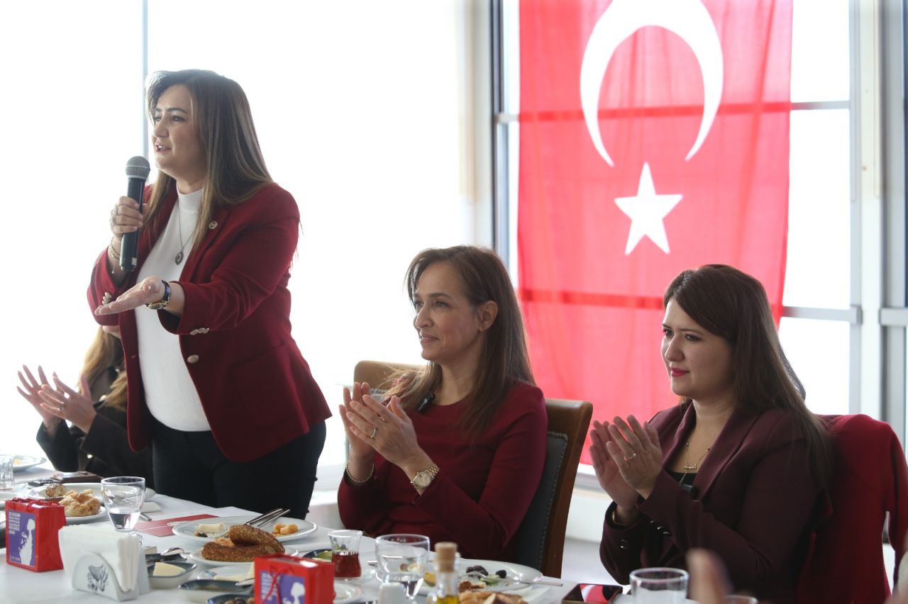 Karşıyaka'da 'Kadın Hikayeleri' fotoğraf sergisi açıldı: Gitmeye hazır mısınız?