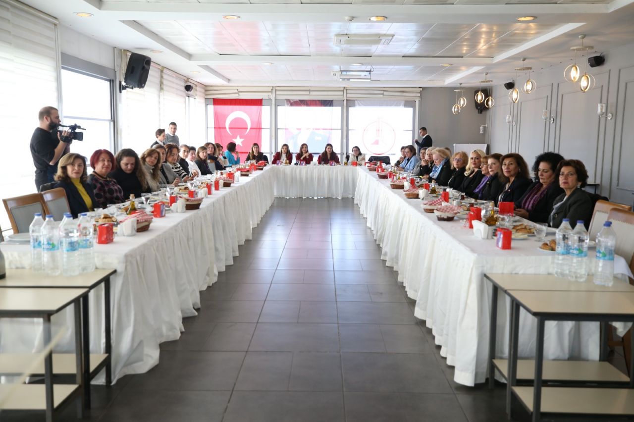 Karşıyaka'da 'Kadın Hikayeleri' fotoğraf sergisi açıldı: Gitmeye hazır mısınız?