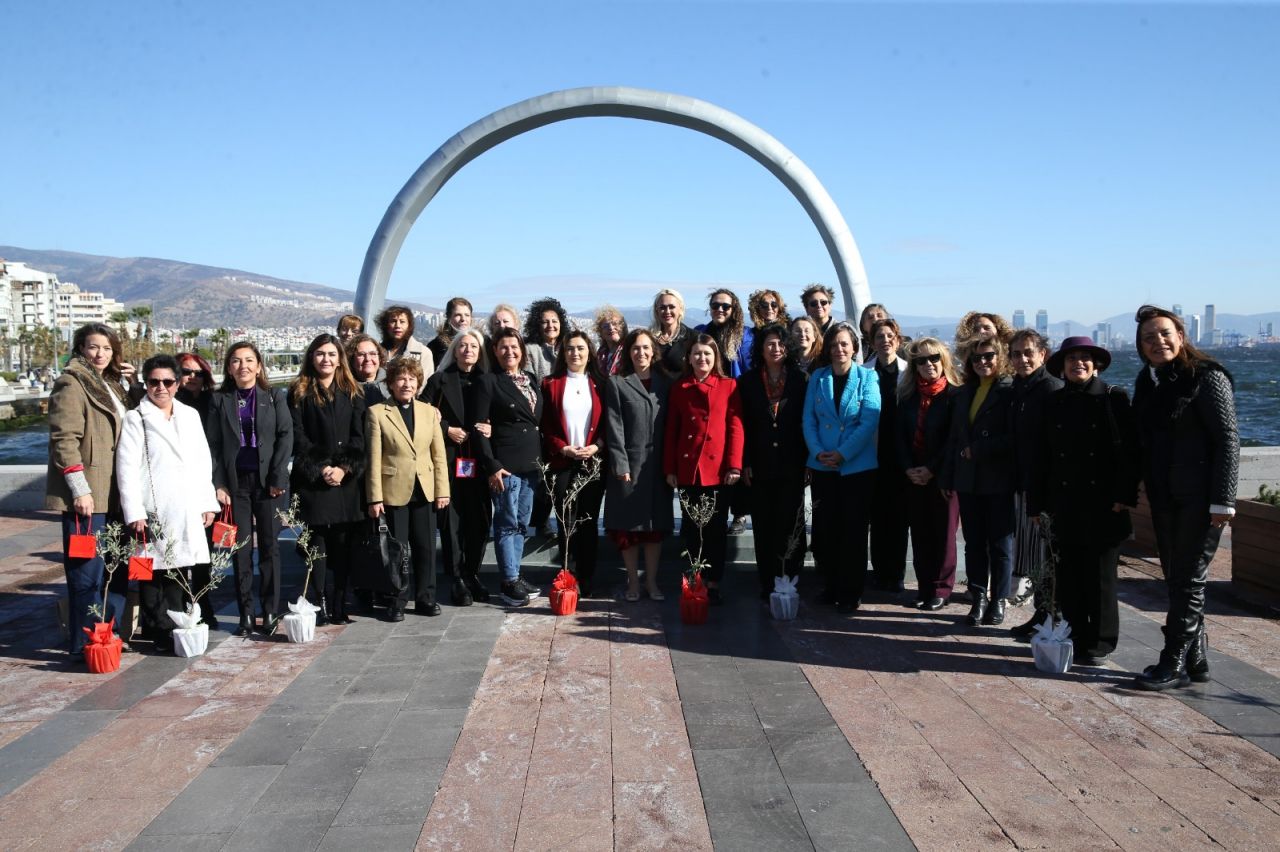 Karşıyaka'da 'Kadın Hikayeleri' fotoğraf sergisi açıldı: Gitmeye hazır mısınız?