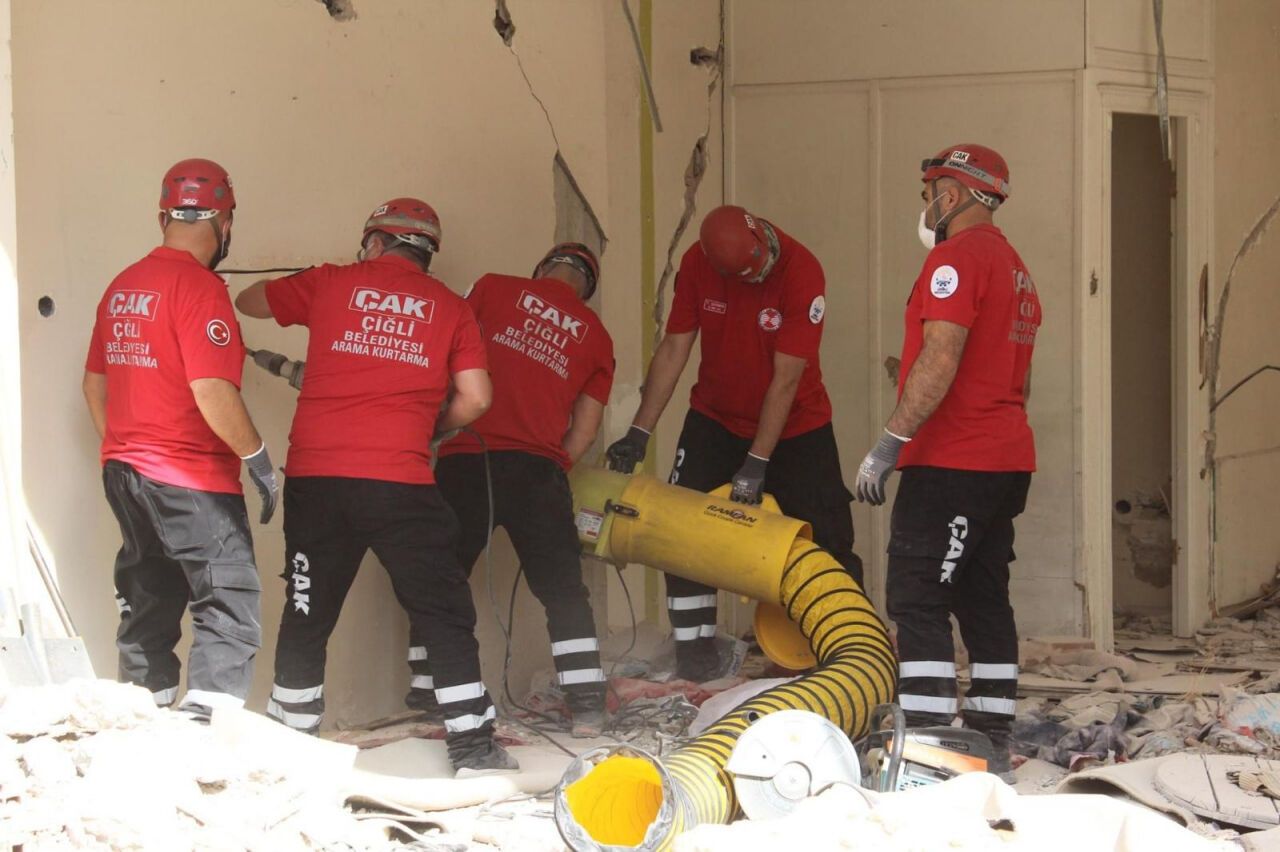Çiğli Belediyesi, deprem tatbikatında zirveye oynadı!