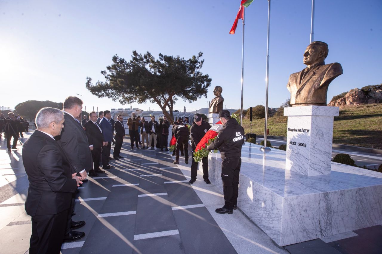 Haydar Aliyev İzmir'de anıldı: Kardeşlik vurgusu