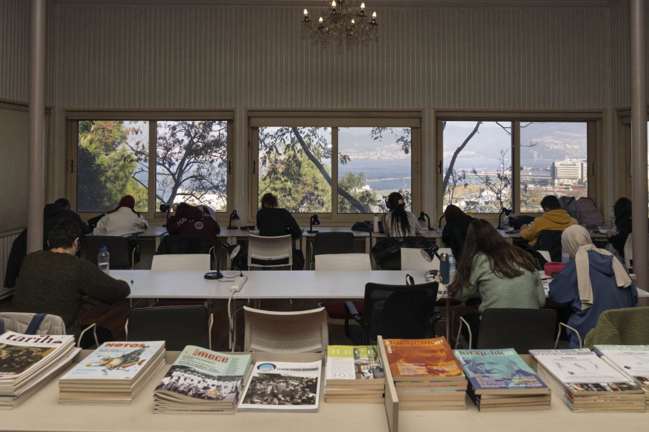 İzmir'in kütüphaneleri gençlerin eğitim üssü oldu