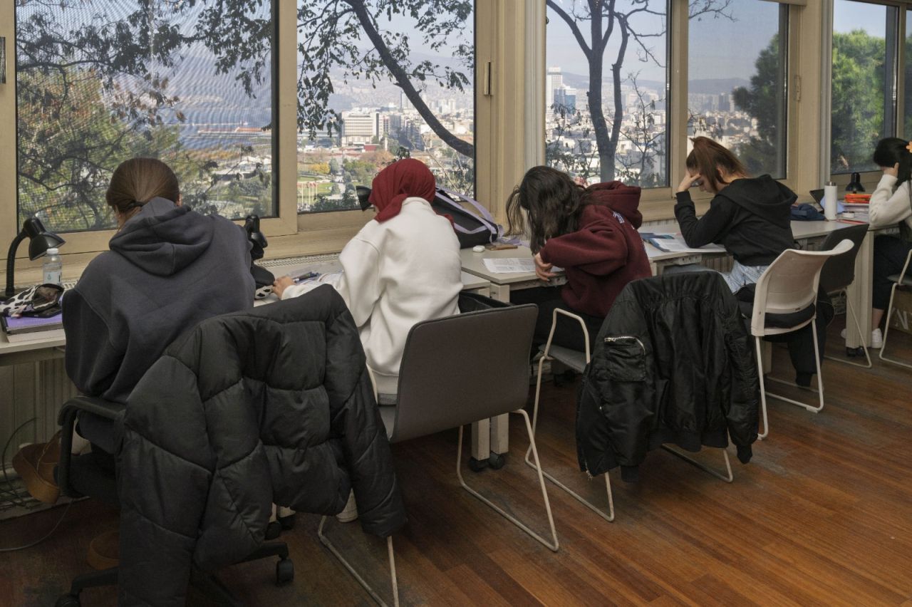 İzmir'in kütüphaneleri gençlerin eğitim üssü oldu