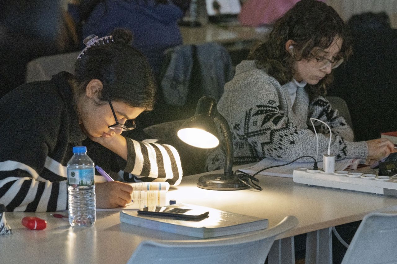 İzmir'in kütüphaneleri gençlerin eğitim üssü oldu