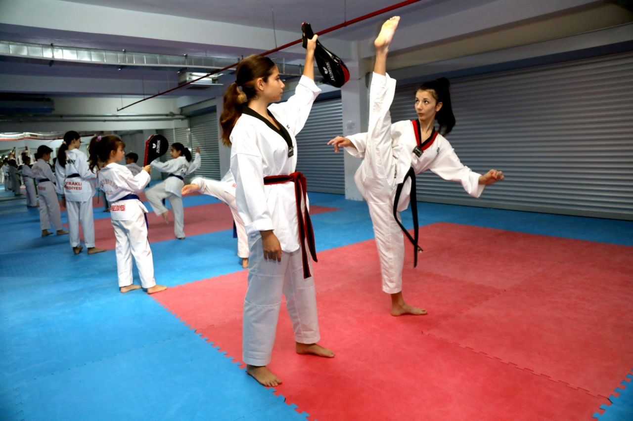 Bayraklı'da kış spor okulları tıklım tıklım: Her mevsim spor