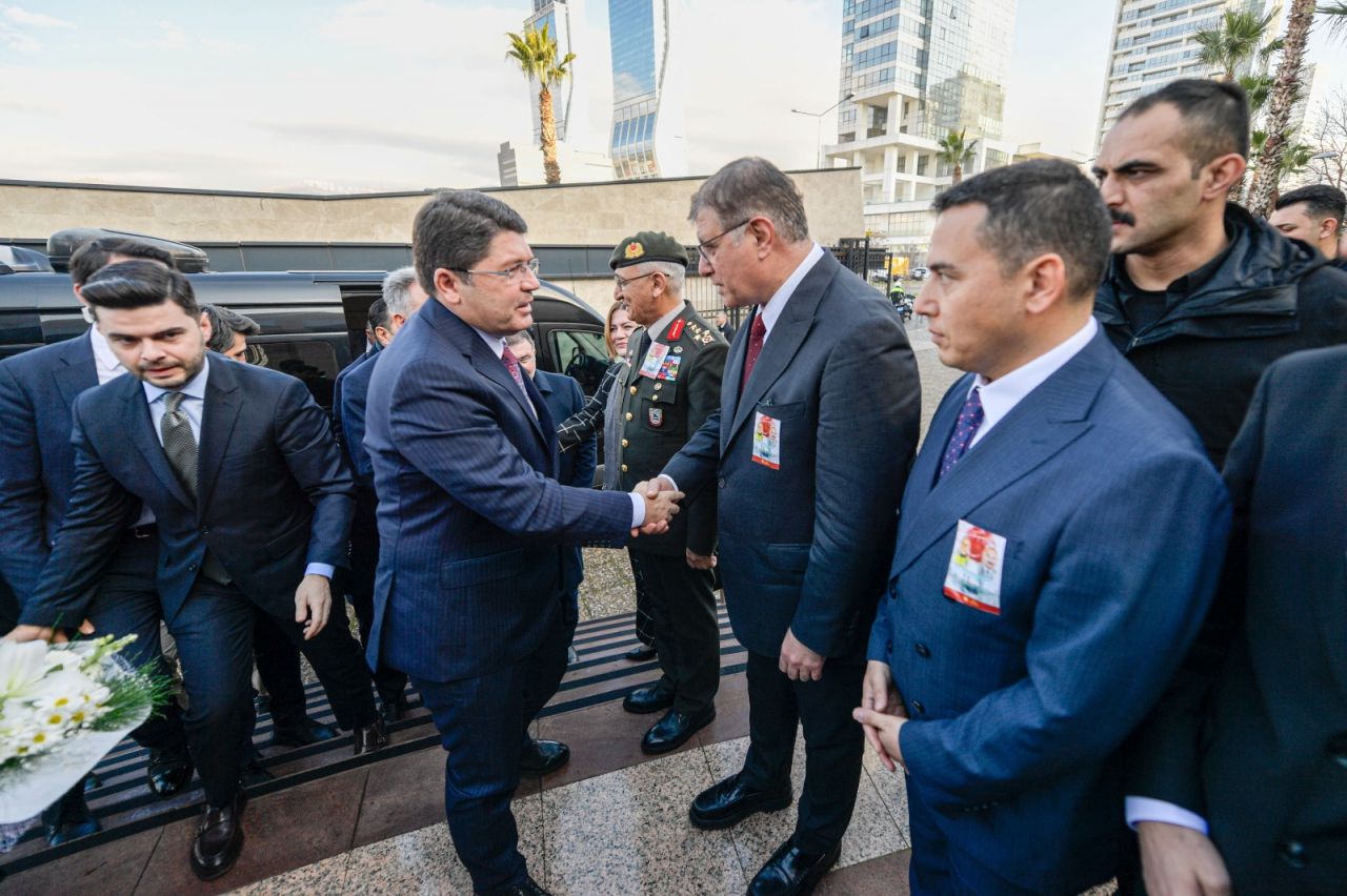 İzmir Adliyesi kahramanlarını birlikte andılar