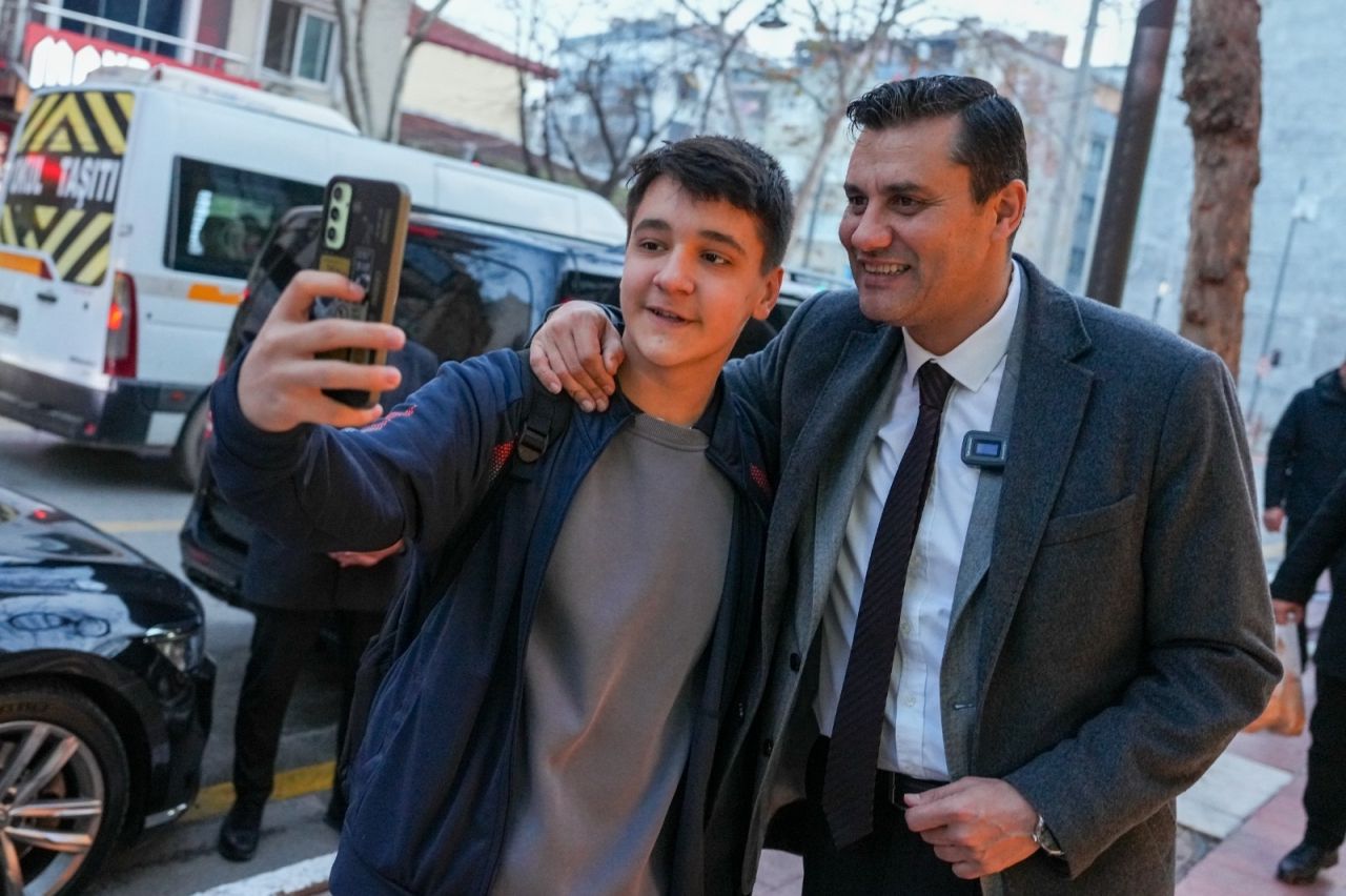 Sabahın ilk ışıklarıyla halkla buluşuyor