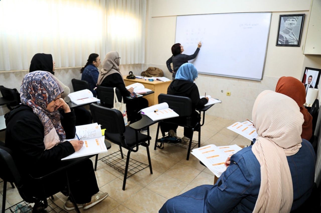 Bayraklı'nın kadınları 50'lerindeokul sırasına oturdu: Geleceğe umutları arttı