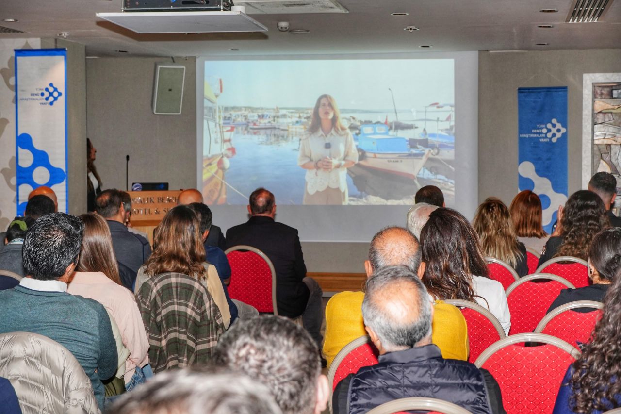 Çeşme'de denizlerin geleceği masaya yatırıldı