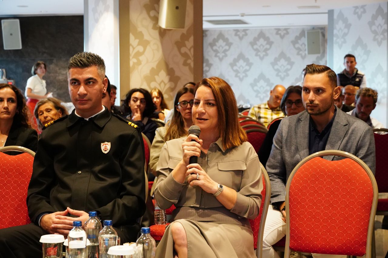 Çeşme'de denizlerin geleceği masaya yatırıldı