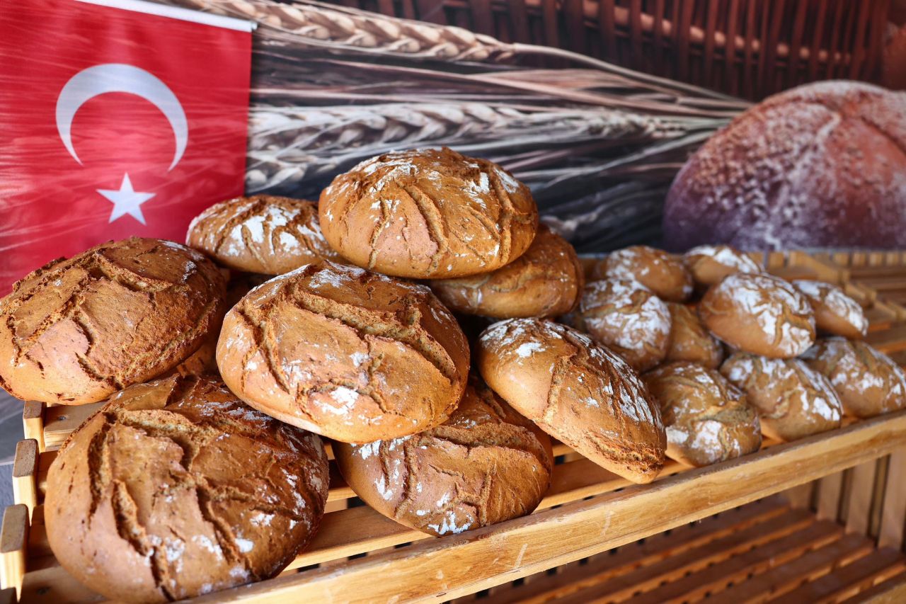 İzmir Çeşme'de günde 6 bin ekmek üretimi başladı!