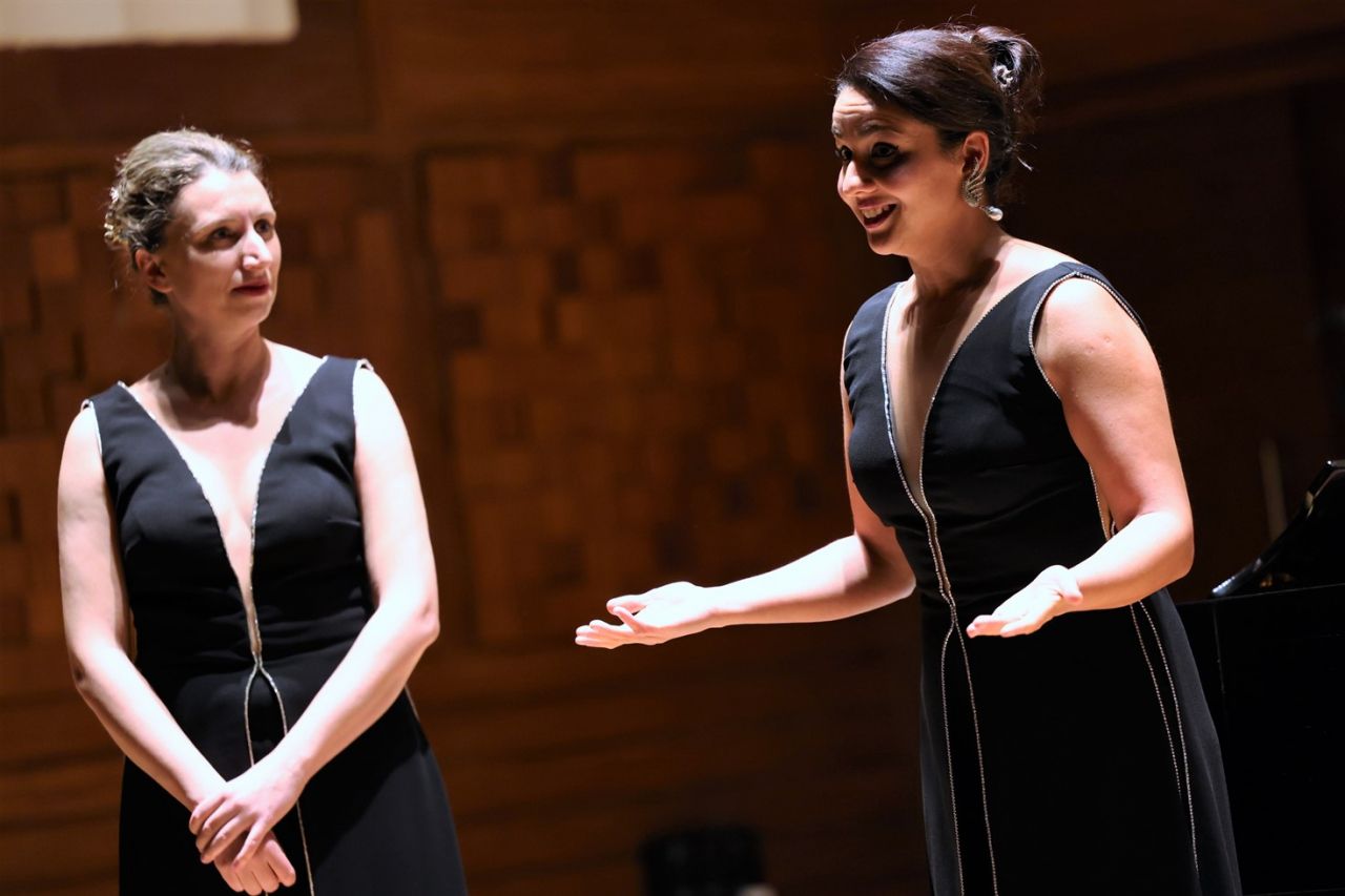 İzmir'de Klasik Müzik büyüsü: Duo Blanc & Noir, AASSM'yi fethetti