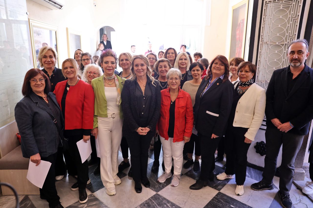 Konak'ta kadın sanatçılardan Ata'ya Saygı sergisi