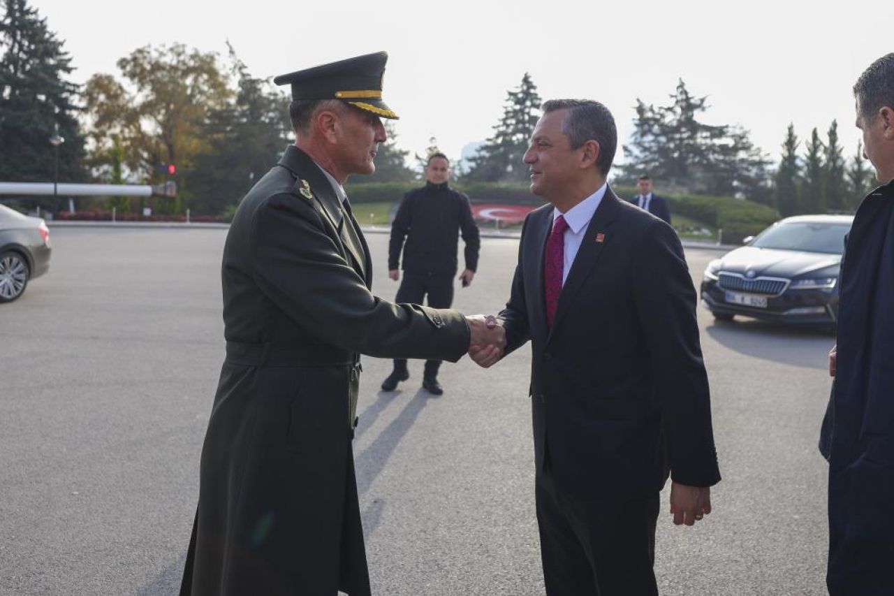 CHP Lideri Özel, engelli yurttaşlarla Atatürk'ün huzurunda
