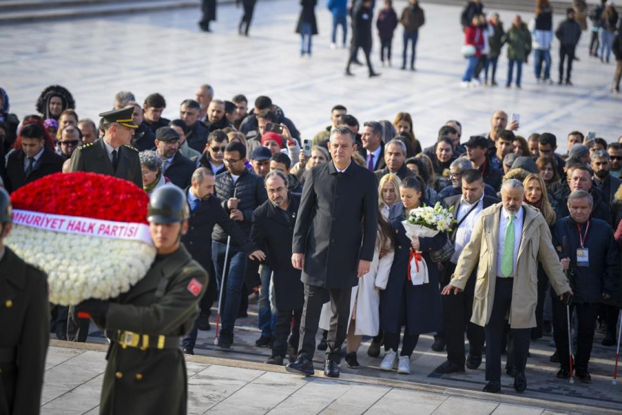 CHP Lideri Özel, engelli yurttaşlarla Atatürk'ün huzurunda