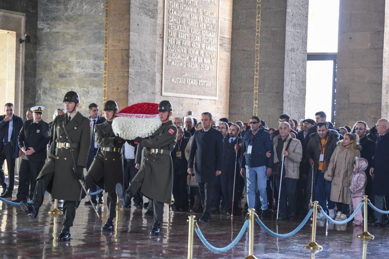 CHP Lideri Özel, engelli yurttaşlarla Atatürk'ün huzurunda