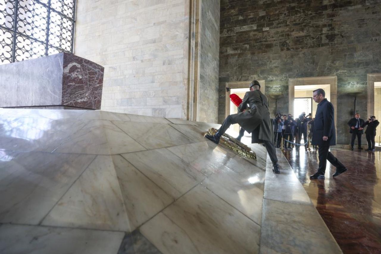 CHP Lideri Özel, engelli yurttaşlarla Atatürk'ün huzurunda