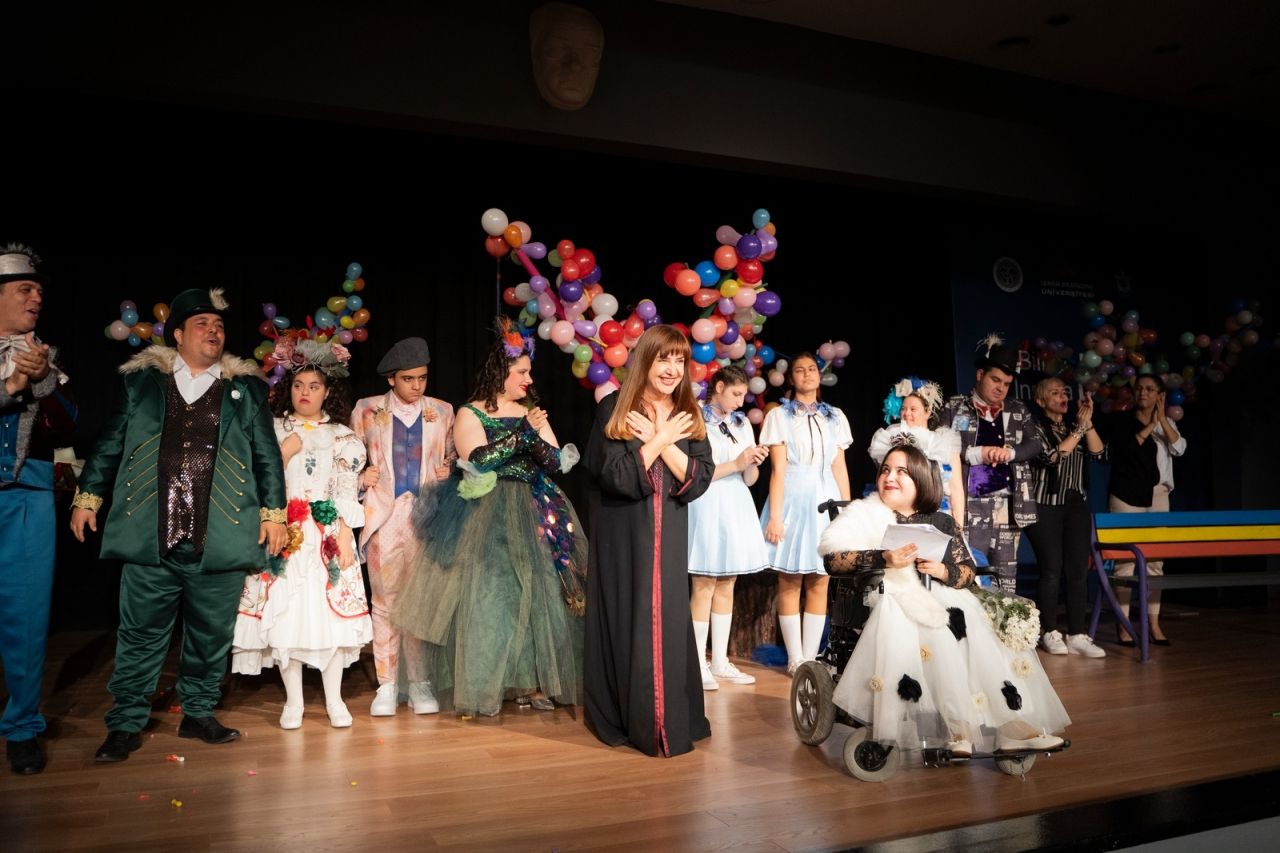 Oyun sahnelediler, gururdan ağladılar