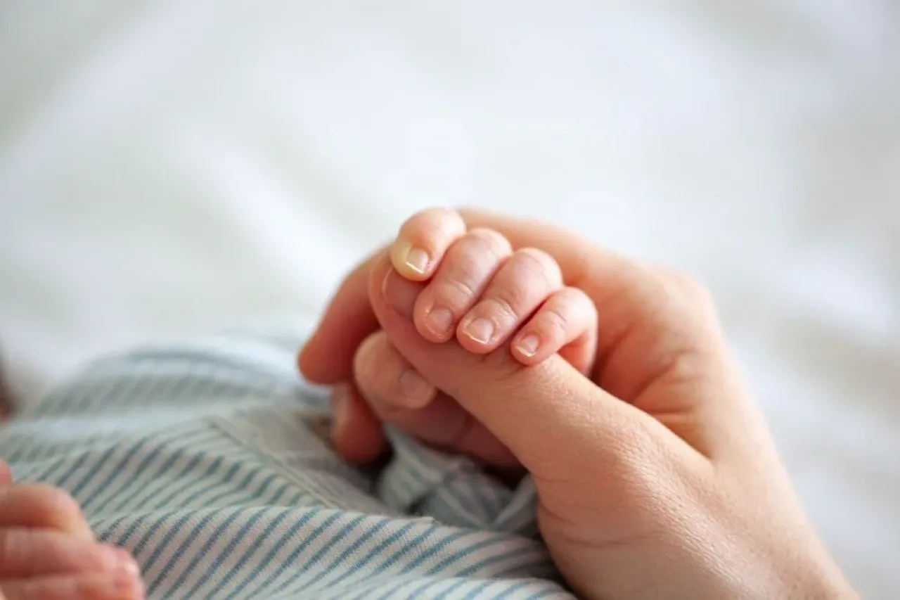 10 binde 1 görülen Omfalosel hastalığı: Bebek, dünyaya gelişinin 12. saatinde hayata tutundu!