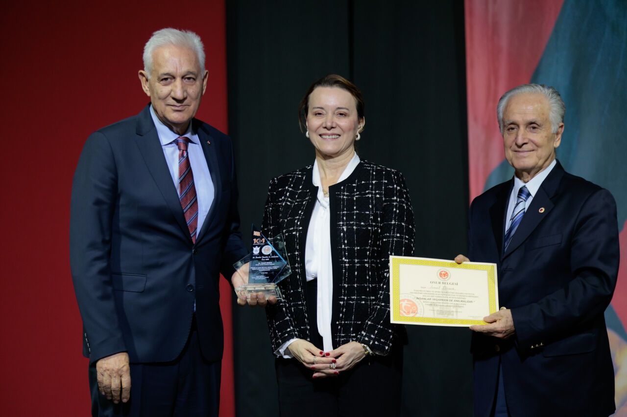 Konak'ta vefa gecesi: Spora emek verenler ödüllendirildi