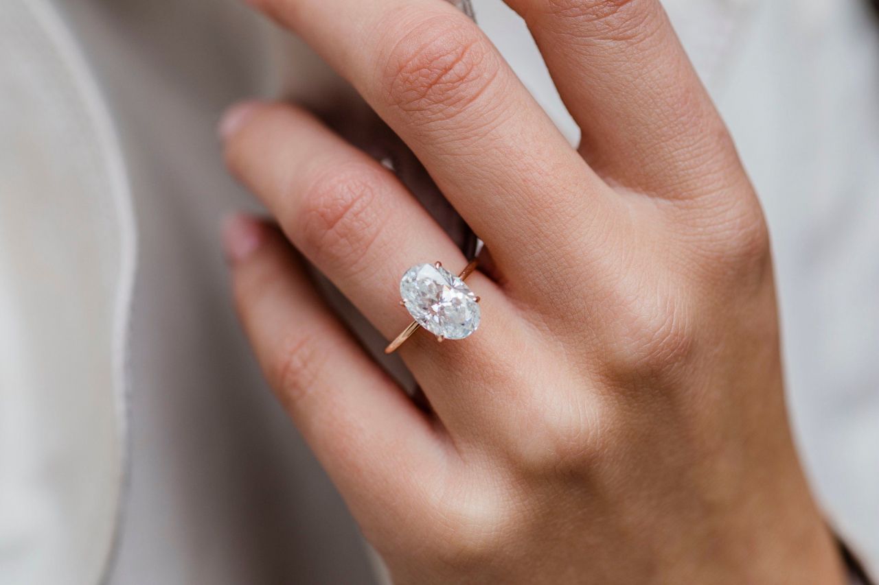 Rüyada tektaş yüzük görmek: Aşk mı, bağlılık mı, yeni başlangıç mı?