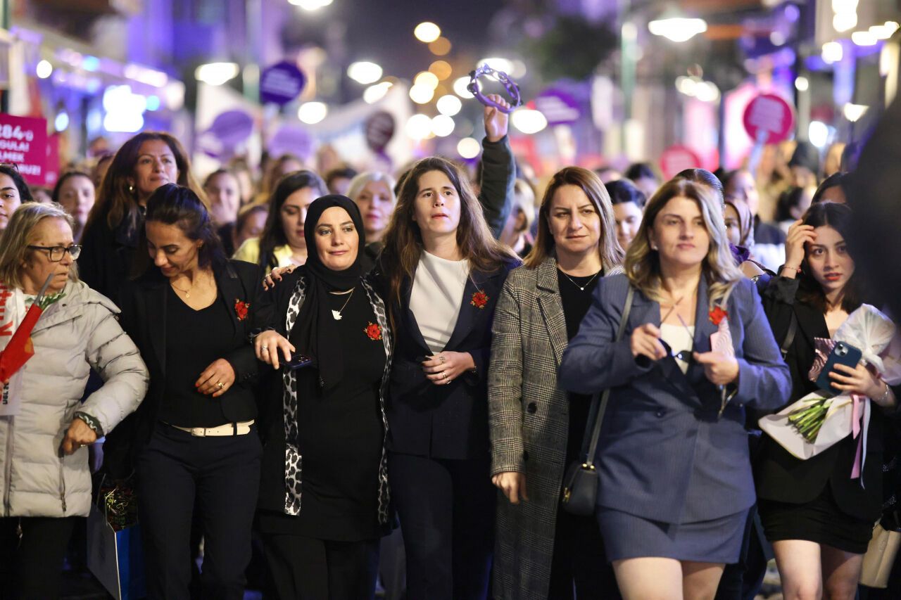 Çeşme'de kadınlar 8 Mart için yürüdü: Sesimizi asla kısamayacaklar