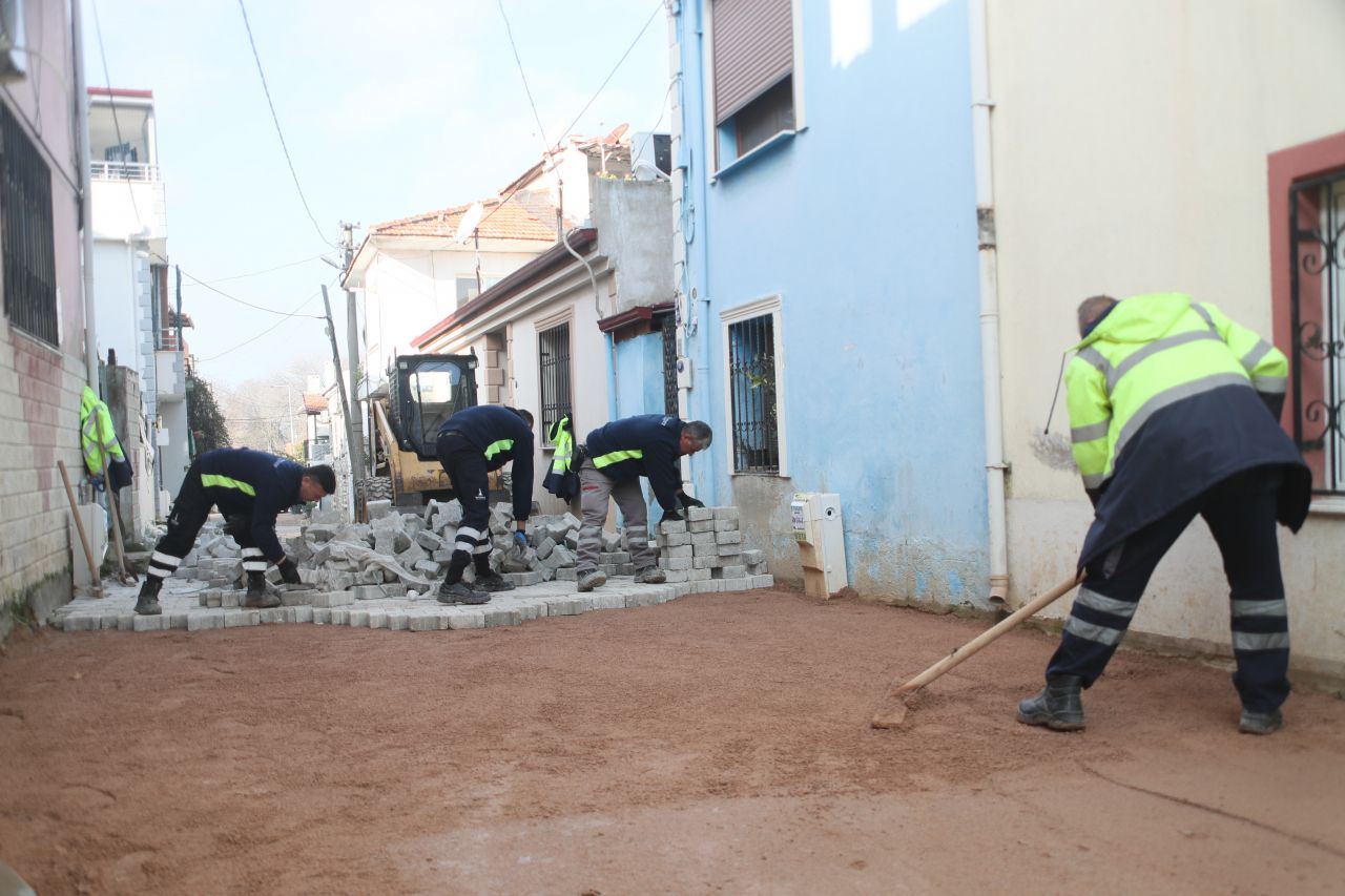 Urla'da asfalt ve parke atağı | Yollar modernleşiyor
