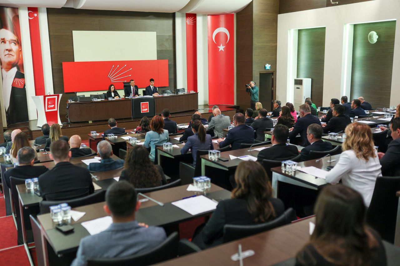 CHP'de yeni MYK şekilleniyor: Özgür Özel'in listesi onaylandı