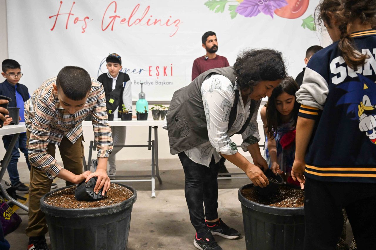 Bornova'da minik eller toprakla buluştu