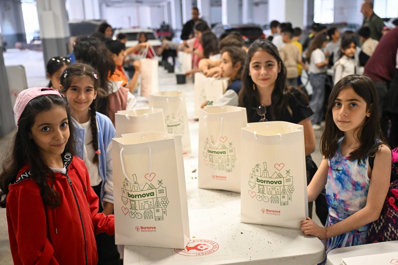 Bornova'da minik eller toprakla buluştu