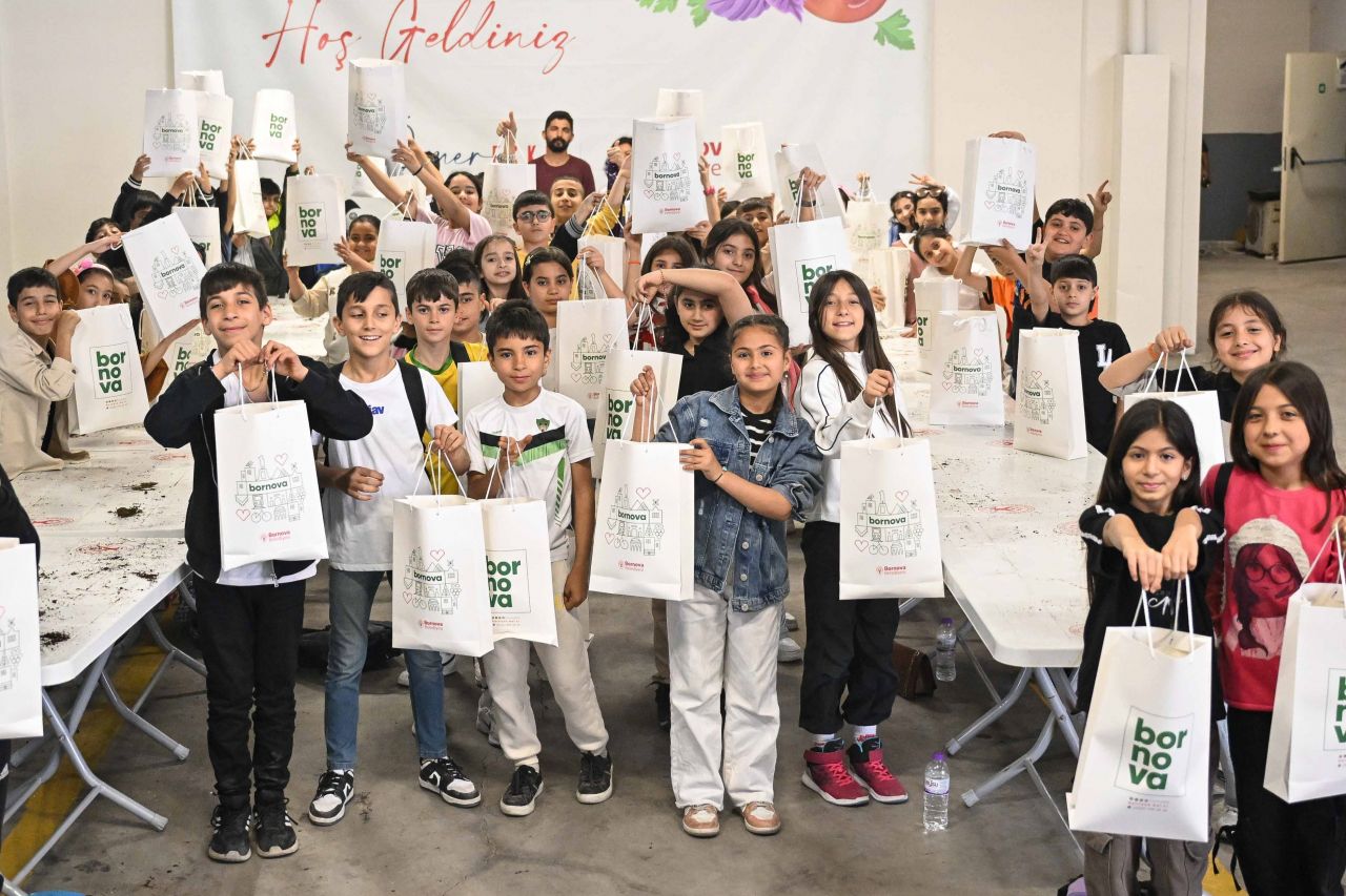 Bornova'da minik eller toprakla buluştu