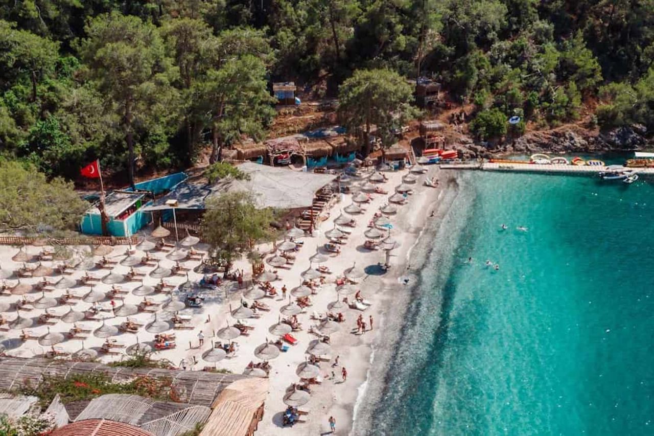 Öyle bir koy var ki… Boncuk gibi deniz, yıldızlar altında uyku! Duyan yola koyuluyor