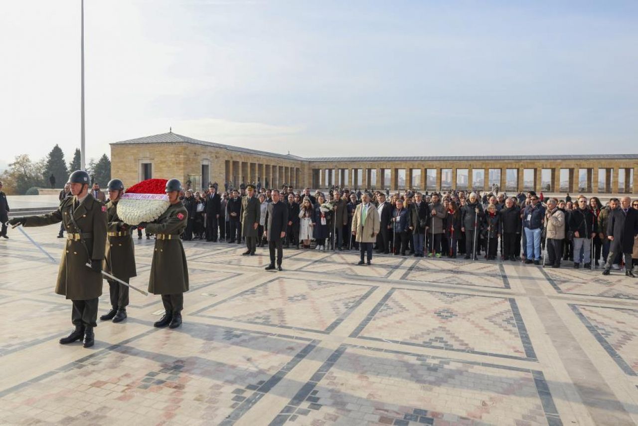 CHP Lideri Özel, engelli yurttaşlarla Atatürk'ün huzurunda