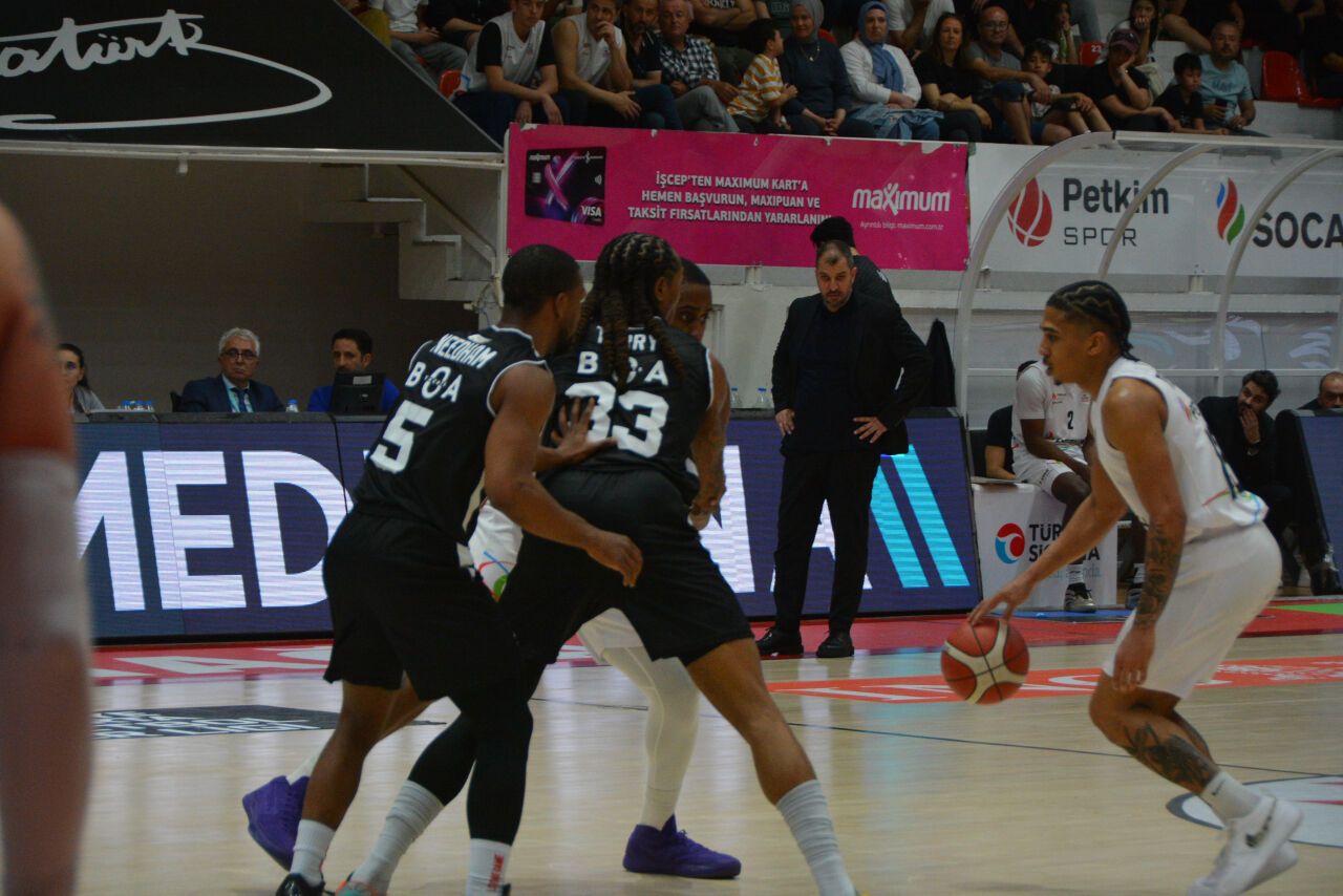 Aliağa Petkimspor, evinde Beşiktaş'a farklı mağlup oldu