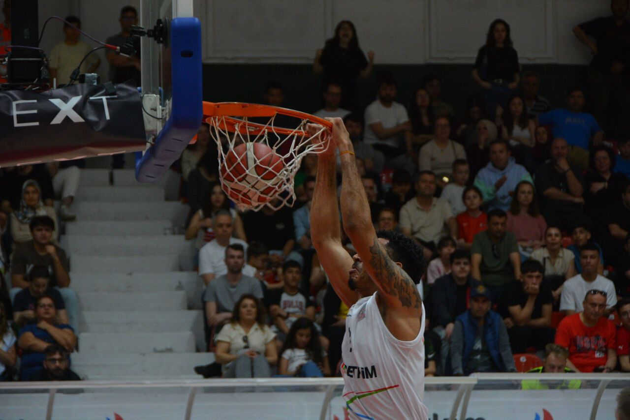 Aliağa Petkimspor, evinde Beşiktaş'a farklı mağlup oldu