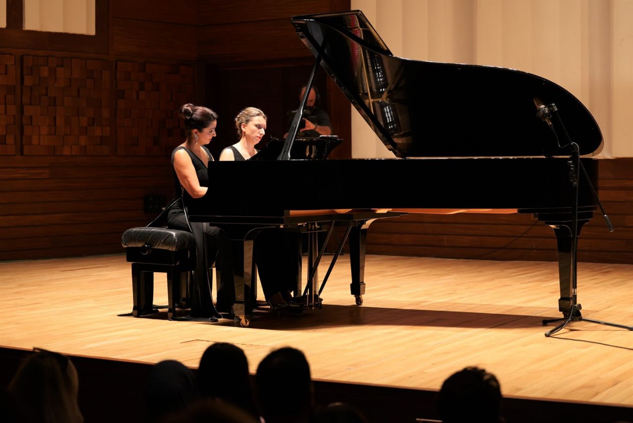 İzmir'de Klasik Müzik büyüsü: Duo Blanc & Noir, AASSM'yi fethetti