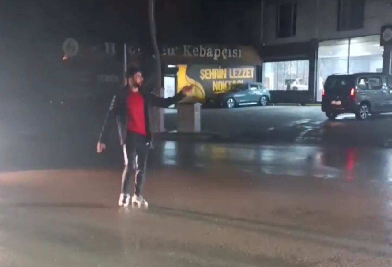 Elektrikler kesildi, genç hakem düdüğüyle trafiği yönetti!